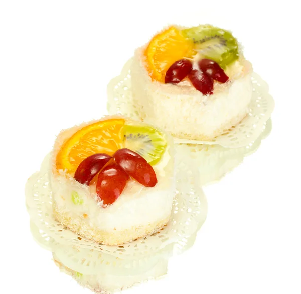 Сладкие пирожные с фруктами, изолированные на белом — стоковое фото