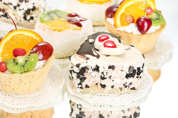Sladké koláče s ovocem a čokoládou izolovaných na bílém — Stock fotografie