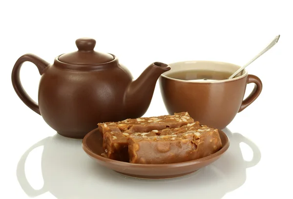 Чайник с чашкой и блюдце со сладким шербет изолированы на белом — стоковое фото