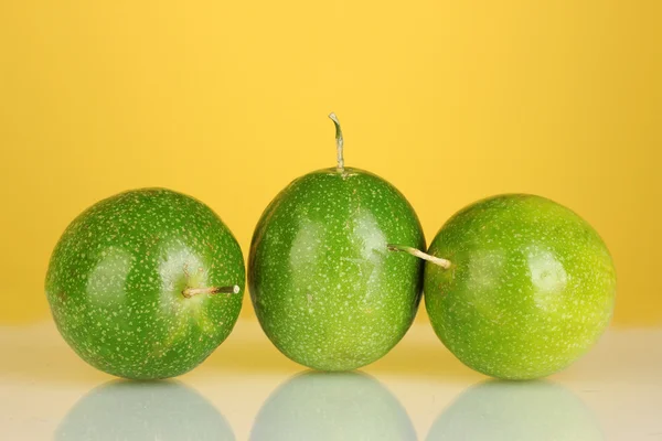 Grüne Passionsfrucht auf gelbem Hintergrund Nahaufnahme — Stockfoto