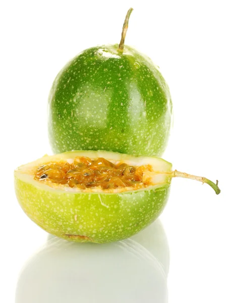 Απομονώνονται σε λευκό φόντο close-up πράσινα φρούτα του πάθους — Φωτογραφία Αρχείου