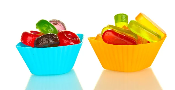 Beyaz arka plan üzerinde izole lezzetli renkli şekerler — Stok fotoğraf