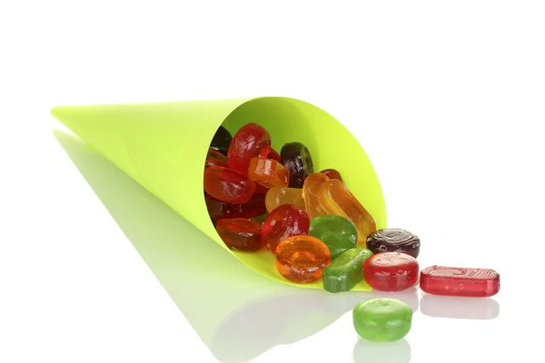 Smakelijke kleurrijke snoepjes in heldere zak geïsoleerd op wit — Stockfoto