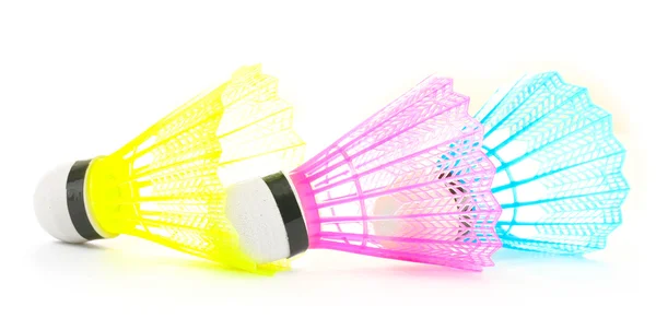 白で隔離される明るいプラスチック shuttlecocks — ストック写真
