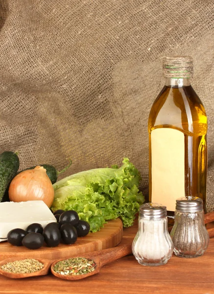 Ingrediënten voor een Griekse salade op doek achtergrond close-up — Stockfoto