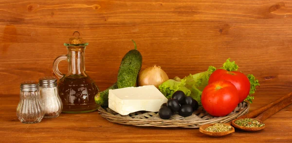 Ahşap arka plan yakın çekim üzerinde Yunan salatası için malzemeler — Stok fotoğraf
