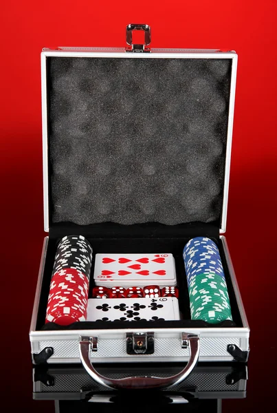 Poker w przypadku metalowe na jasnym tle czerwony — Zdjęcie stockowe