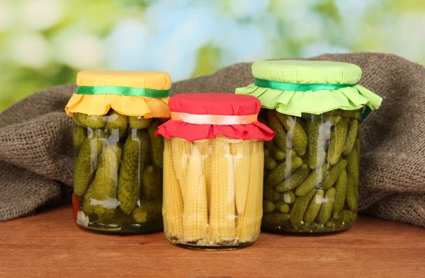 Βάζα με κονσερβοποιημένα λαχανικά σε πράσινο φόντο κοντινό πλάνο — Φωτογραφία Αρχείου