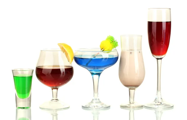 Различные алкогольные напитки, изолированные на белом — стоковое фото