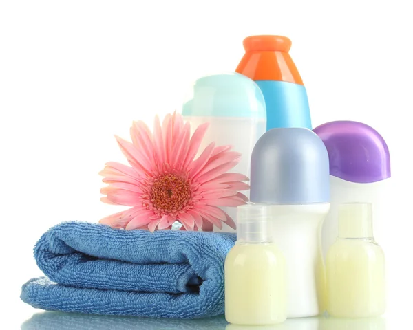 Bottiglie di cosmetici con asciugamano e fiore isolato su bianco — Foto Stock