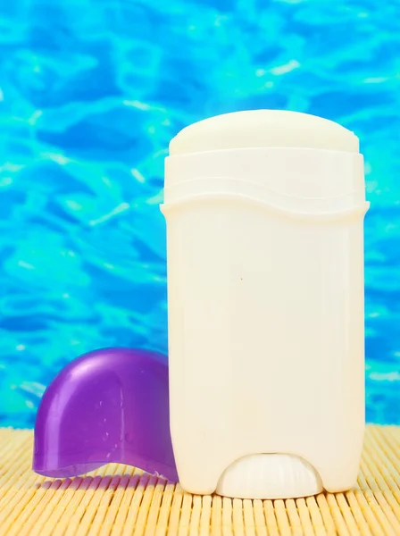 Déodorant sur fond bleu de mer — Photo