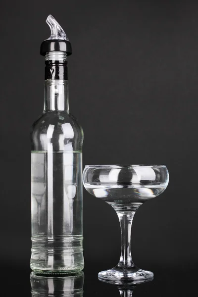 Leckerer transparenter Cocktail isoliert auf schwarz — Stockfoto