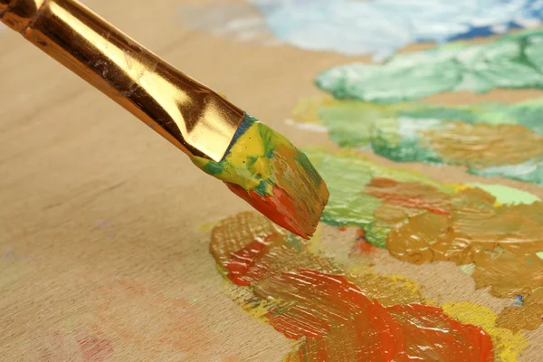 Pittura astratta guazzo e pennello su tavolozza di legno — Foto Stock