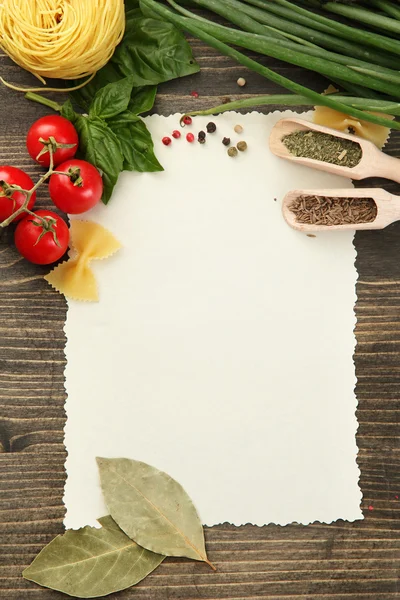 Papper för recept grönsaker och kryddor på träbord — Stockfoto