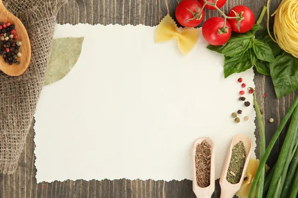 Kağıt, yemek tarifleri sebze ve baharat ahşap tablo — Stok fotoğraf
