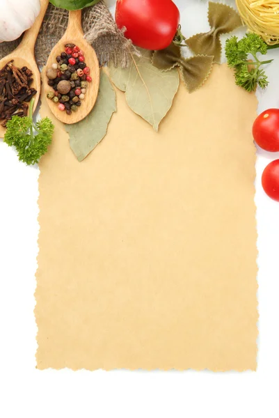 Hârtie pentru rețete, legume și condimente, izolată pe alb — Fotografie, imagine de stoc