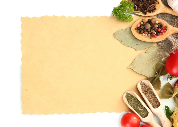 Papel para recetas, verduras y especias, aislado sobre blanco —  Fotos de Stock