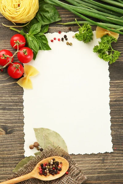 Χαρτί για συνταγές λαχανικά και μπαχαρικά σε ξύλινα πίνακα — Φωτογραφία Αρχείου