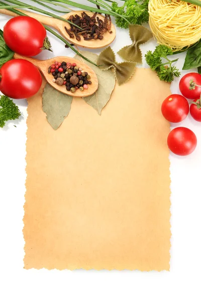 Kağıt, yemek tarifleri, sebze ve Baharatlar, üzerinde beyaz izole — Stok fotoğraf