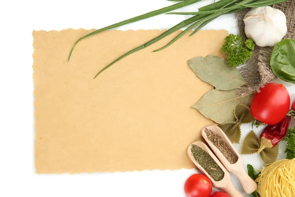 Χαρτί για συνταγές, λαχανικά και μπαχαρικά, που απομονώνονται σε λευκό — Φωτογραφία Αρχείου