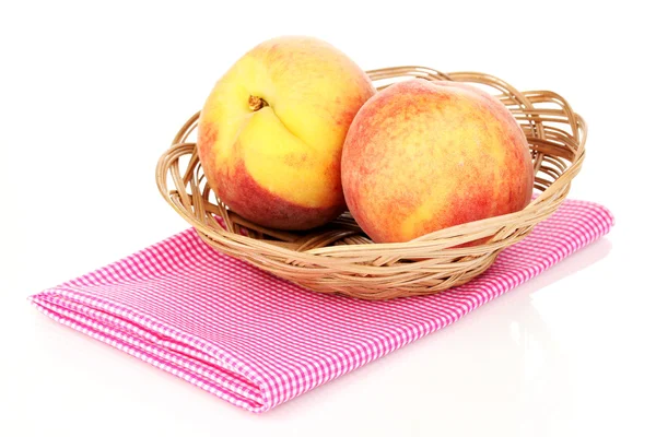 成熟的桃子在篮子上白色隔离 — 图库照片