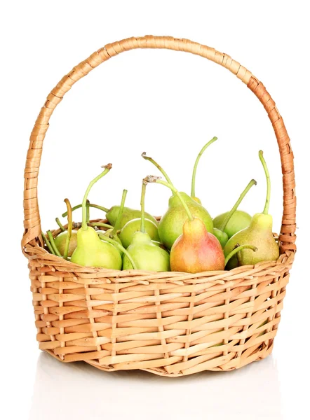 早熟梨在篮子上白色隔离 — 图库照片