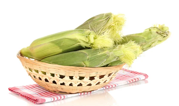 Mazorcas de maíz fresco en cesta aislada en blanco — Foto de Stock