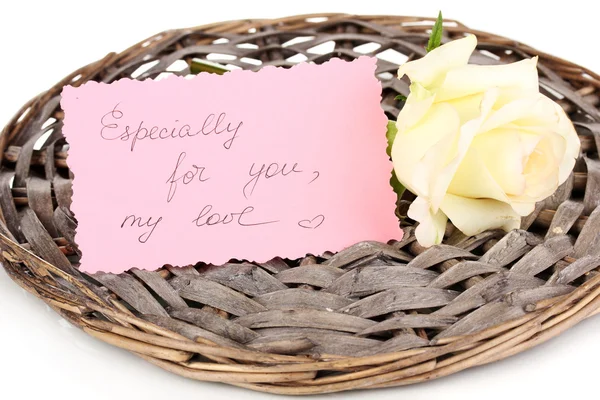 Bela rosa no tapete de vime com cartão isolado no branco — Fotografia de Stock