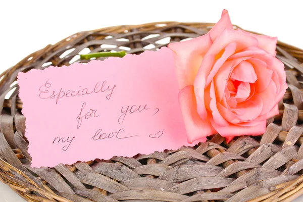 Nádherná růže na proutěné rohože s kartou izolovaných na bílém — Stock fotografie