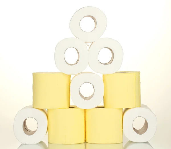 Рулони туалетного паперу ізольовані на білому — стокове фото