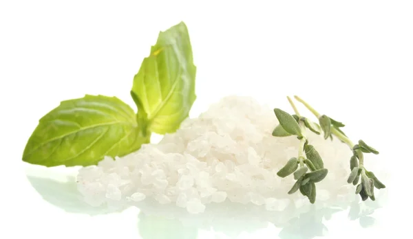 Соль со свежим тимьяном и базиликом, изолированные на белом — стоковое фото