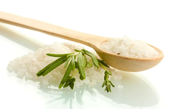 Salz im Löffel mit frischem Rosmarin und Thymian isoliert auf weiß — Stockfoto
