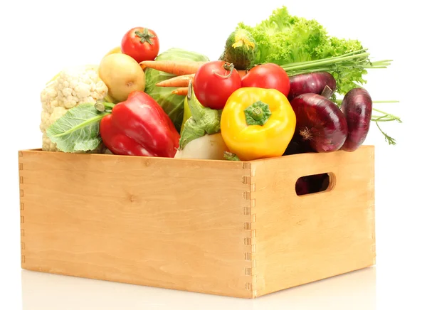 Свіжі овочі в дерев'яній коробці ізольовані на білому — стокове фото