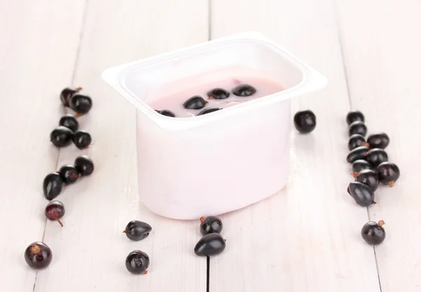 Joghurt mit Beeren auf Holzgrund — Stockfoto