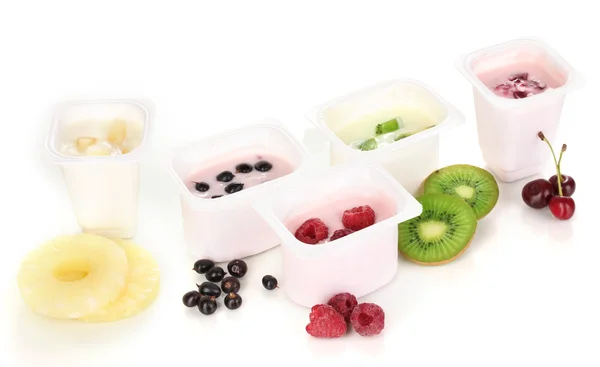 과일과 흰색 절연 딸기와 요구르트 — 스톡 사진