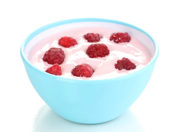 Yogur con frambuesas aisladas en blanco — Foto de Stock