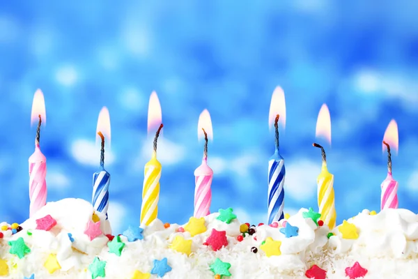 Belas velas de aniversário no fundo azul — Fotografia de Stock