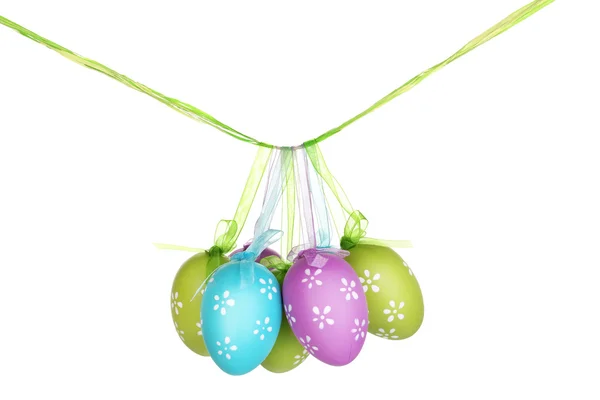 Coloridos huevos de Pascua colgados en cintas aisladas en blanco —  Fotos de Stock