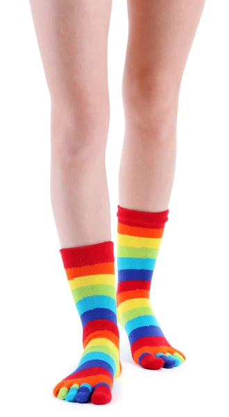 Pernas femininas em meias listradas coloridas isoladas em branco — Fotografia de Stock