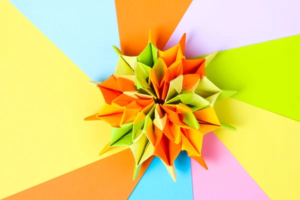Origami colorido em fundo de papel brilhante — Fotografia de Stock