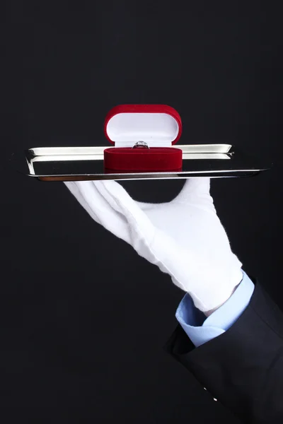 Мужская рука держит кольцо в коробке на подносе — стоковое фото