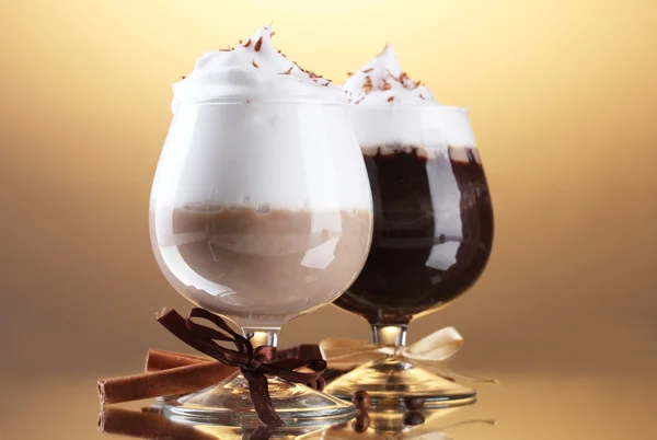 Bicchieri di caffè cocktail su sfondo marrone — Foto Stock