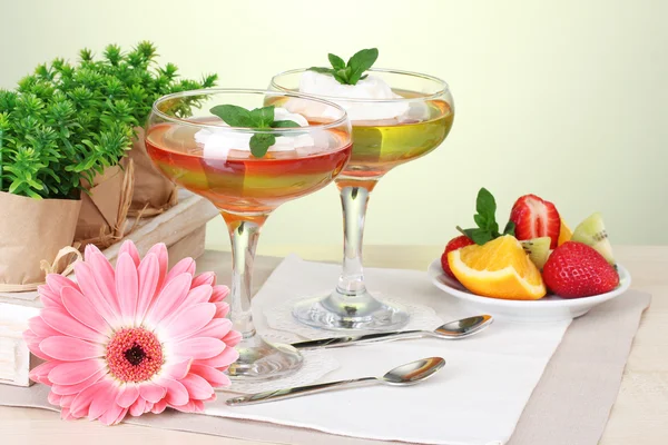 Gelatina de frutas en vasos y frutas en la mesa en la cafetería —  Fotos de Stock