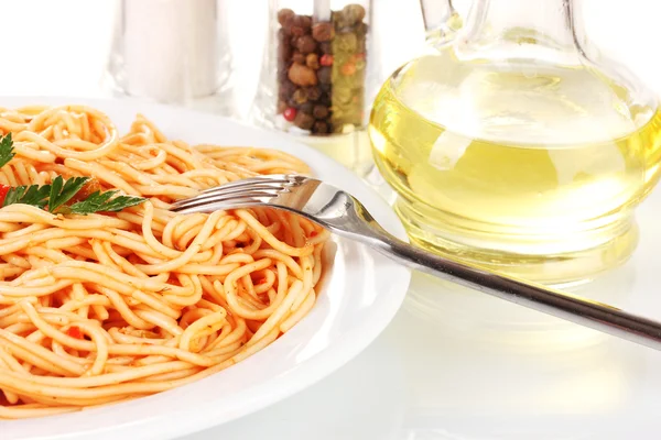 Склад смачної спагеті з томатним соусом на білому тлі крупним планом — стокове фото