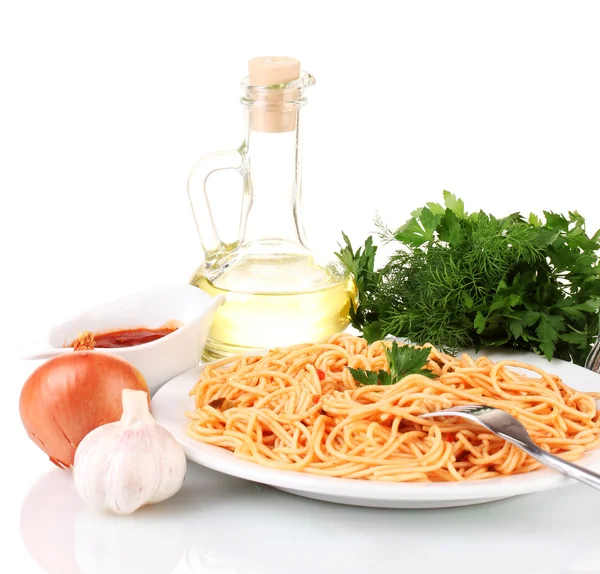 Zusammensetzung der köstlichen Spaghetti mit Tomatensauce isoliert auf weiß — Stockfoto