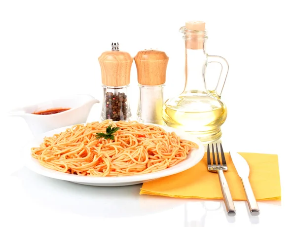 Sammansättningen av läckra kokt spaghetti med tomatsås isolerad på vit — Stockfoto