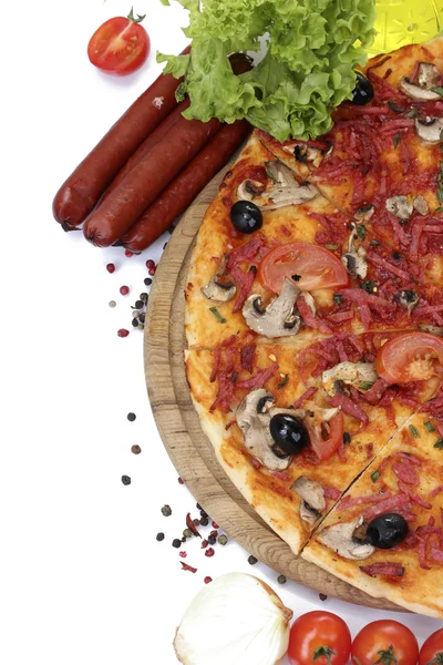 Güzel pizza, sebze ve üzerinde beyaz izole salam — Stok fotoğraf