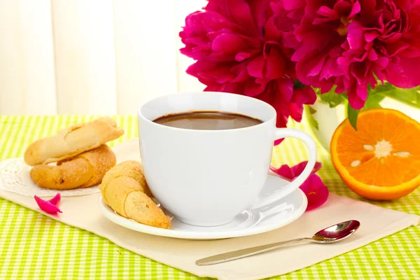 Taza de chocolate caliente, galletas y flores en la mesa en la cafetería —  Fotos de Stock