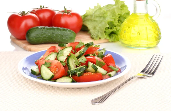Свежий салат с помидорами и огурцами — стоковое фото