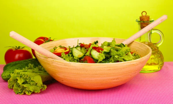 Verse salade met tomaten en komkommers op groene achtergrond — Stockfoto